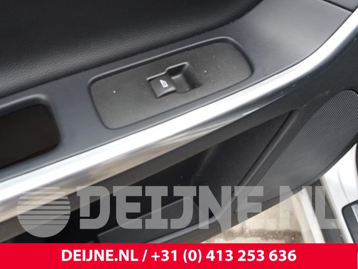 Volvo XC60 I 2.0 D4 16V Vehículo de desguace (2015, Gris plateado)