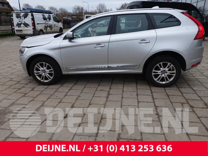 Volvo XC60 I 2.0 D4 16V Vehículo de desguace (2015, Gris plateado)