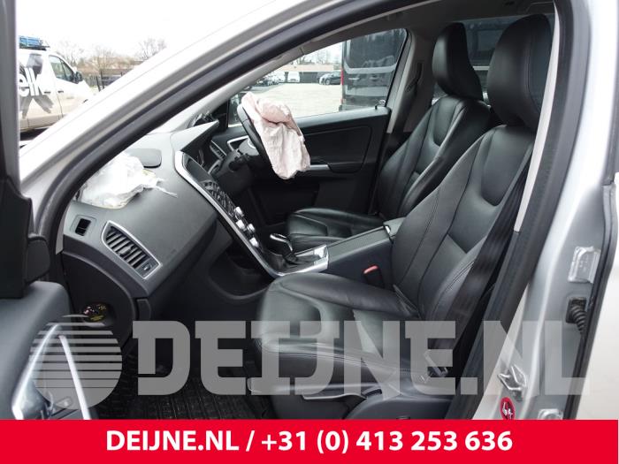 Volvo XC60 I 2.0 D4 16V Vehículo de desguace (2015, Gris plateado)