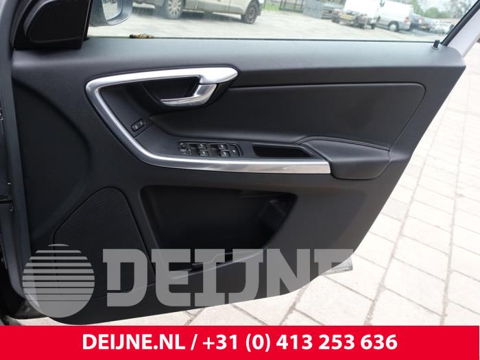 Volvo XC60 I 2.0 D4 16V Vehículo de desguace (2015, Gris plateado)