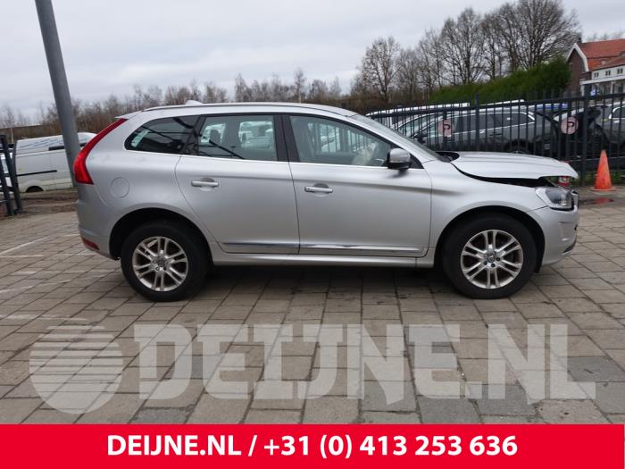 Volvo XC60 I 2.0 D4 16V Vehículo de desguace (2015, Gris plateado)