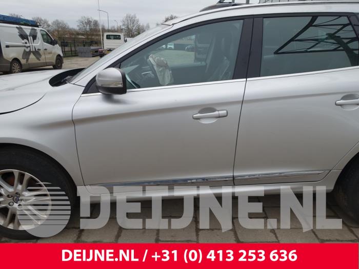 Volvo XC60 I 2.0 D4 16V Vehículo de desguace (2015, Gris plateado)