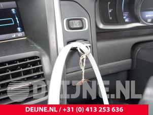 Volvo XC60 I 2.0 D4 16V Vehículo de desguace (2015, Gris plateado)