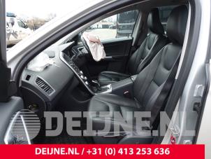 Volvo XC60 I 2.0 D4 16V Vehículo de desguace (2015, Gris plateado)