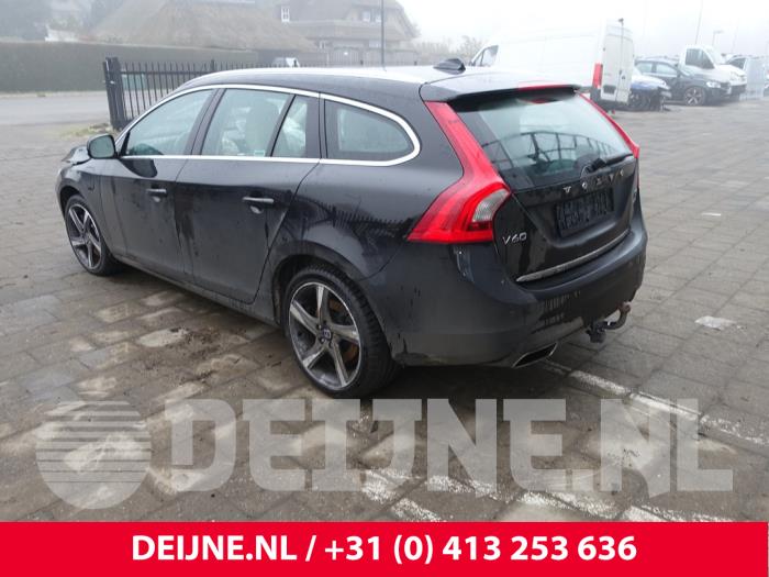 Volvo V60 I 2.4 D6 20V Plug-in Hybrid AWD Samochód złomowany (2013, Czarny)