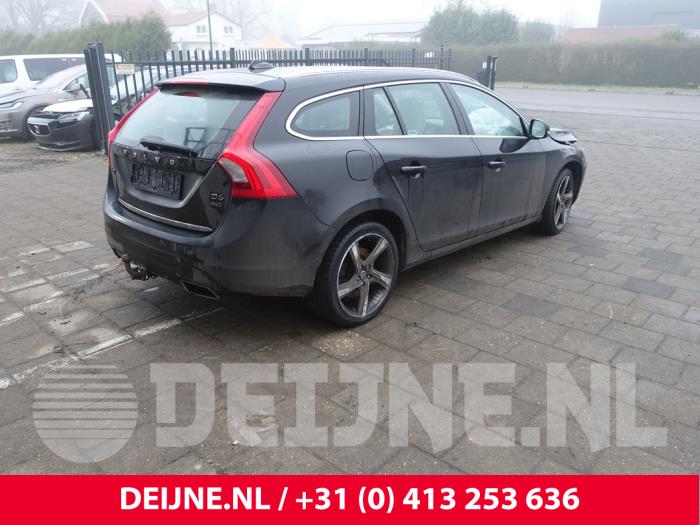 Volvo V60 I 2.4 D6 20V Plug-in Hybrid AWD Samochód złomowany (2013, Czarny)