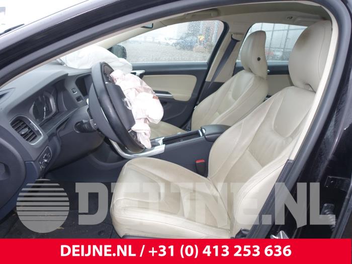 Volvo V60 I 2.4 D6 20V Plug-in Hybrid AWD Samochód złomowany (2013, Czarny)