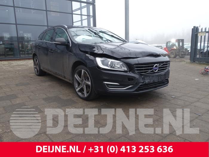 Volvo V60 I 2.4 D6 20V Plug-in Hybrid AWD Samochód złomowany (2013, Czarny)