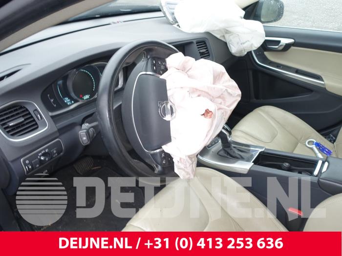 Volvo V60 I 2.4 D6 20V Plug-in Hybrid AWD Samochód złomowany (2013, Czarny)