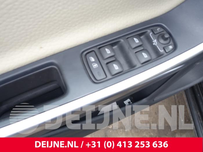 Volvo V60 I 2.4 D6 20V Plug-in Hybrid AWD Samochód złomowany (2013, Czarny)