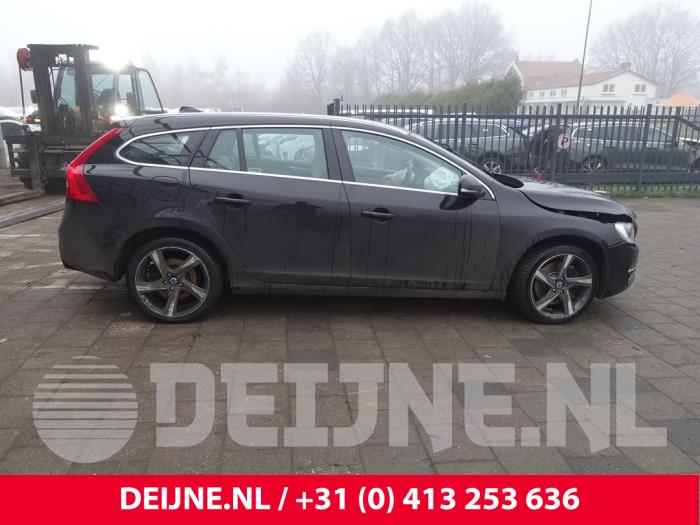 Volvo V60 I 2.4 D6 20V Plug-in Hybrid AWD Samochód złomowany (2013, Czarny)