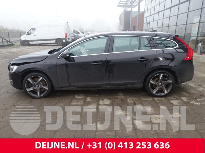 Volvo V60 I 2.4 D6 20V Plug-in Hybrid AWD Samochód złomowany (2013, Czarny)
