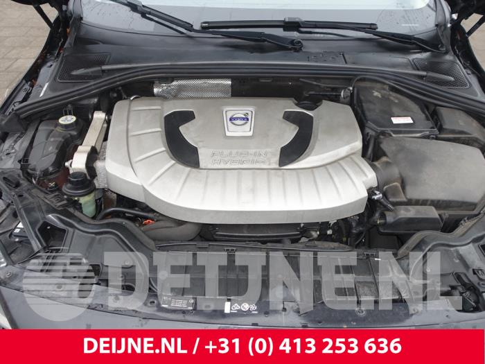 Volvo V60 I 2.4 D6 20V Plug-in Hybrid AWD Samochód złomowany (2013, Czarny)
