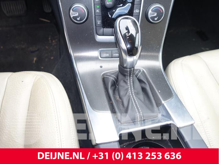 Volvo V60 I 2.4 D6 20V Plug-in Hybrid AWD Samochód złomowany (2013, Czarny)