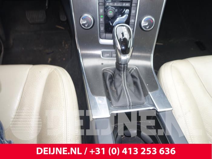 Volvo V60 I 2.4 D6 20V Plug-in Hybrid AWD Samochód złomowany (2013, Czarny)