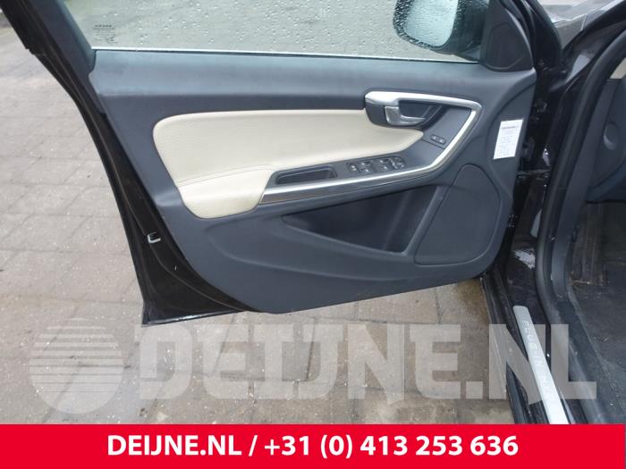 Volvo V60 I 2.4 D6 20V Plug-in Hybrid AWD Samochód złomowany (2013, Czarny)