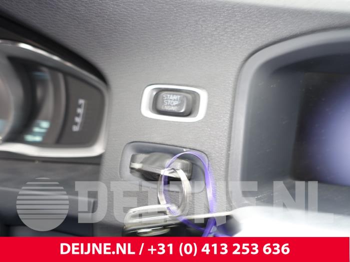 Volvo V60 I 2.4 D6 20V Plug-in Hybrid AWD Samochód złomowany (2013, Czarny)