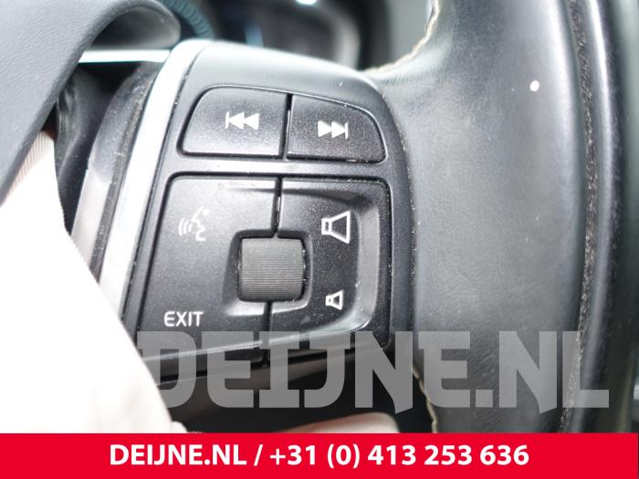Volvo V60 I 2.4 D6 20V Plug-in Hybrid AWD Samochód złomowany (2013, Czarny)