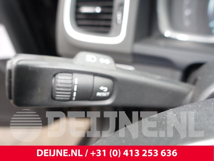 Volvo V60 I 2.4 D6 20V Plug-in Hybrid AWD Samochód złomowany (2013, Czarny)