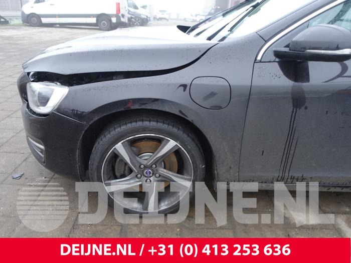 Volvo V60 I 2.4 D6 20V Plug-in Hybrid AWD Samochód złomowany (2013, Czarny)