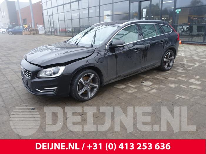 Volvo V60 I 2.4 D6 20V Plug-in Hybrid AWD Samochód złomowany (2013, Czarny)