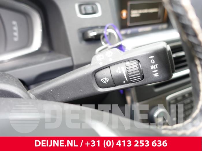 Volvo V60 I 2.4 D6 20V Plug-in Hybrid AWD Samochód złomowany (2013, Czarny)