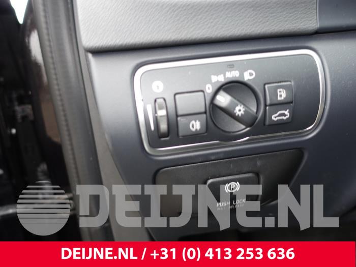 Volvo V60 I 2.4 D6 20V Plug-in Hybrid AWD Samochód złomowany (2013, Czarny)