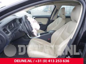 Volvo V60 I 2.4 D6 20V Plug-in Hybrid AWD Samochód złomowany (2013, Czarny)