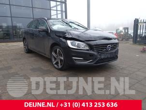 Volvo V60 I 2.4 D6 20V Plug-in Hybrid AWD Samochód złomowany (2013, Czarny)