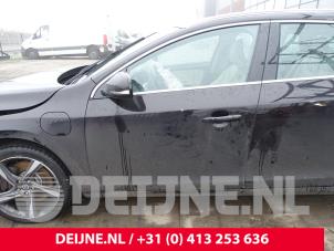 Volvo V60 I 2.4 D6 20V Plug-in Hybrid AWD Samochód złomowany (2013, Czarny)