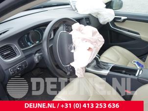 Volvo V60 I 2.4 D6 20V Plug-in Hybrid AWD Samochód złomowany (2013, Czarny)