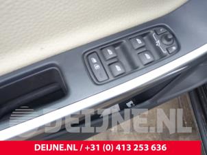 Volvo V60 I 2.4 D6 20V Plug-in Hybrid AWD Samochód złomowany (2013, Czarny)