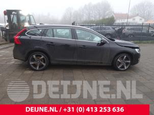 Volvo V60 I 2.4 D6 20V Plug-in Hybrid AWD Samochód złomowany (2013, Czarny)
