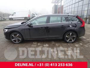 Volvo V60 I 2.4 D6 20V Plug-in Hybrid AWD Samochód złomowany (2013, Czarny)