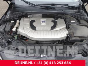 Volvo V60 I 2.4 D6 20V Plug-in Hybrid AWD Samochód złomowany (2013, Czarny)