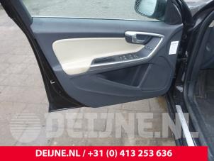 Volvo V60 I 2.4 D6 20V Plug-in Hybrid AWD Samochód złomowany (2013, Czarny)