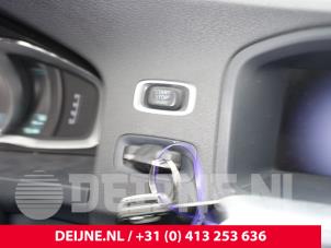Volvo V60 I 2.4 D6 20V Plug-in Hybrid AWD Samochód złomowany (2013, Czarny)
