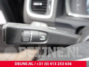 Volvo V60 I 2.4 D6 20V Plug-in Hybrid AWD Samochód złomowany (2013, Czarny)