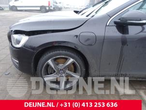 Volvo V60 I 2.4 D6 20V Plug-in Hybrid AWD Samochód złomowany (2013, Czarny)