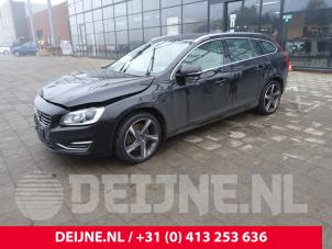 Volvo V60 I 2.4 D6 20V Plug-in Hybrid AWD Samochód złomowany (2013, Czarny)
