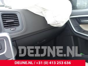 Volvo V60 I 2.4 D6 20V Plug-in Hybrid AWD Samochód złomowany (2013, Czarny)