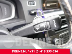 Volvo V60 I 2.4 D6 20V Plug-in Hybrid AWD Samochód złomowany (2013, Czarny)