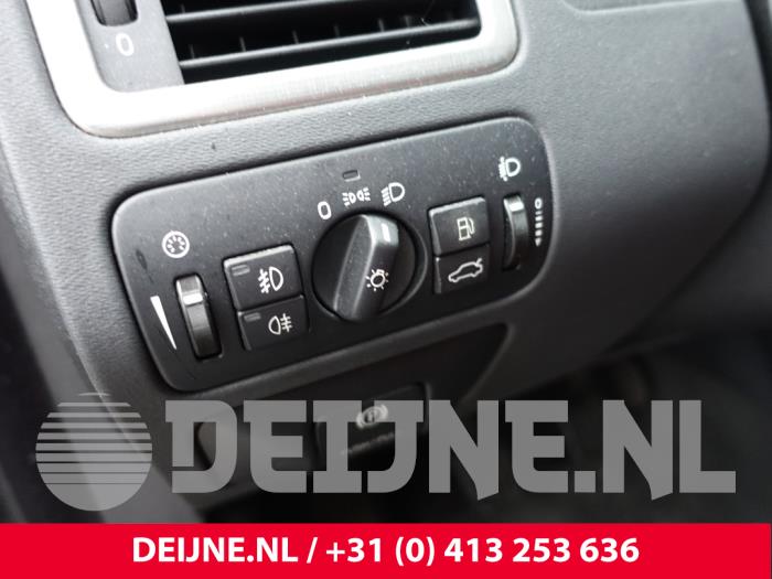 Volvo V70 2.0 D 16V Épave (2008, Noir)