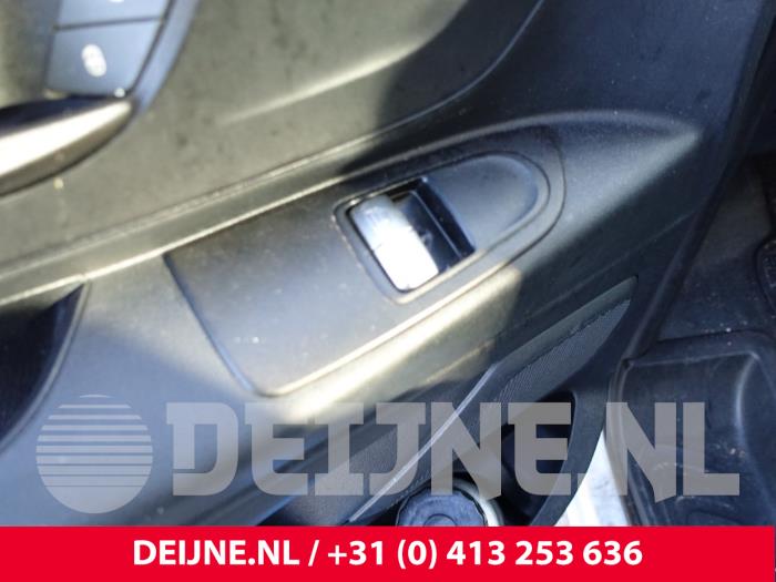 Mercedes Vito Tourer 1.6 109 CDI 16V Samochód złomowany (2017, Bialy)