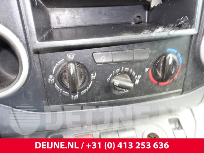 Peugeot Partner 1.6 HDI 75 Phase 2 Samochód złomowany (2015, Niebieski)