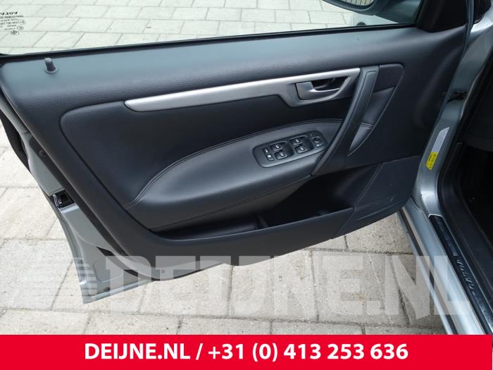 Volvo V70 2.4 D5 20V Samochód złomowany (2008, Szary)
