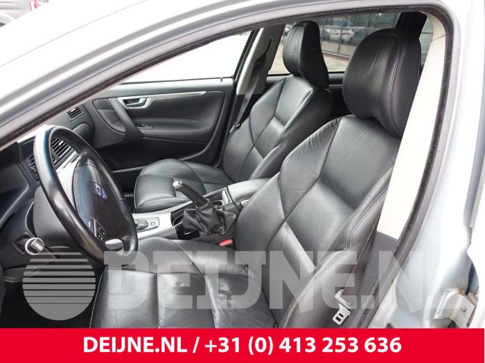 Volvo V70 2.4 D5 20V Samochód złomowany (2008, Szary)