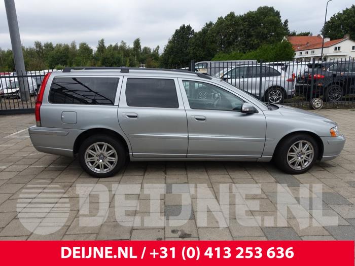 Volvo V70 2.4 D5 20V Samochód złomowany (2008, Szary)