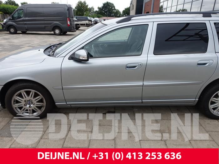 Volvo V70 2.4 D5 20V Samochód złomowany (2008, Szary)