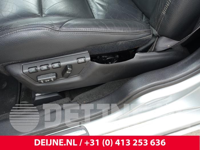 Volvo V70 2.4 D5 20V Samochód złomowany (2008, Szary)